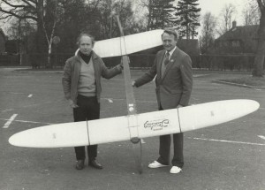 R late Roy Yeabsley, L Derek Ridley with Sunbug glider